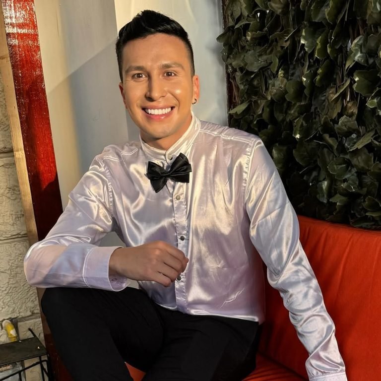 “El blanco es esperanza, el negro es desafío. Juntos, te impulsan a crecer.” 🤍🖤#presentador #p